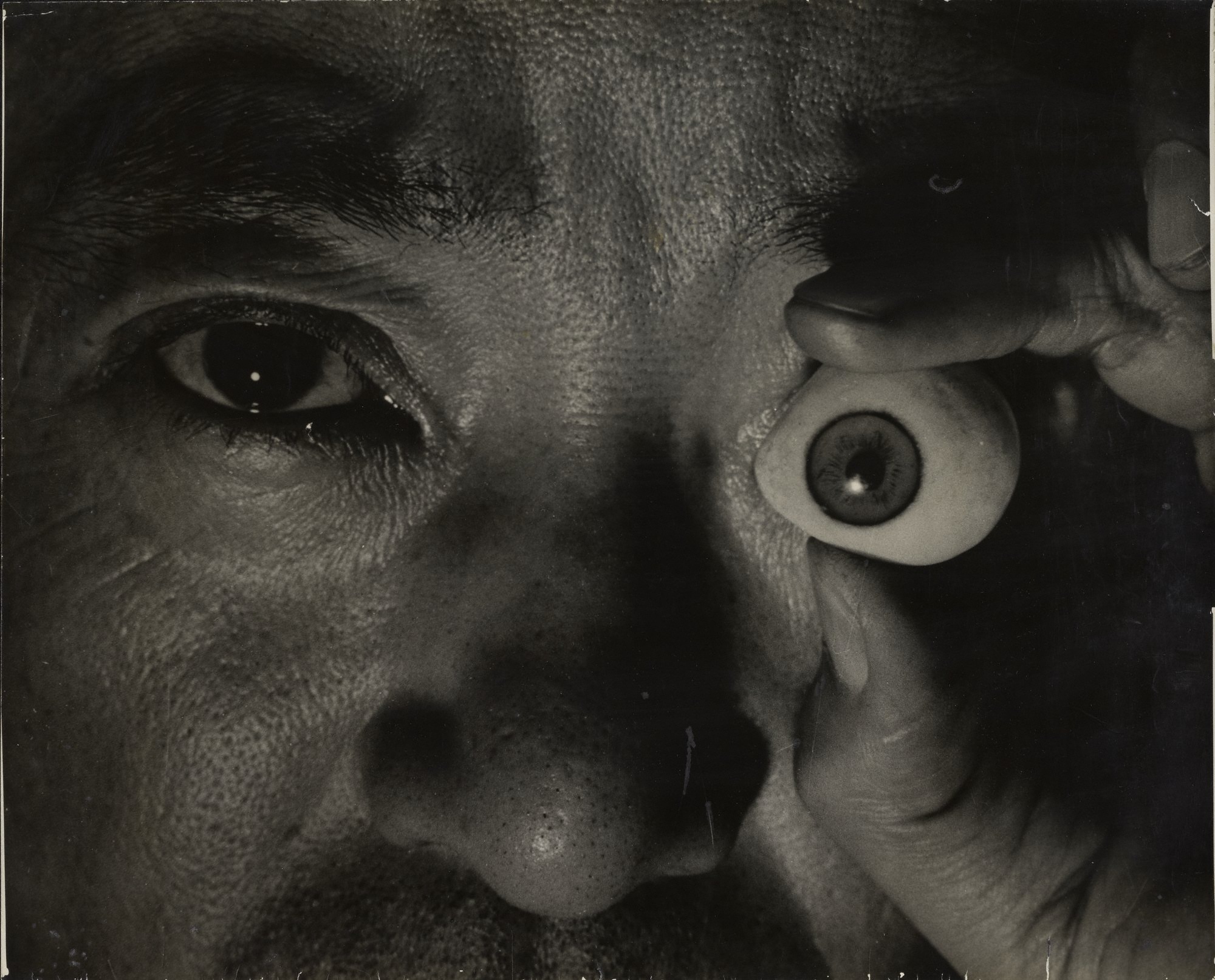 "Self-portrait" (1940) by Kansuke Yamamoto, gelatin silver print, © Toshio Yamamoto, private collection, entrusted to Tokyo Metropolitan Museum of Photography.