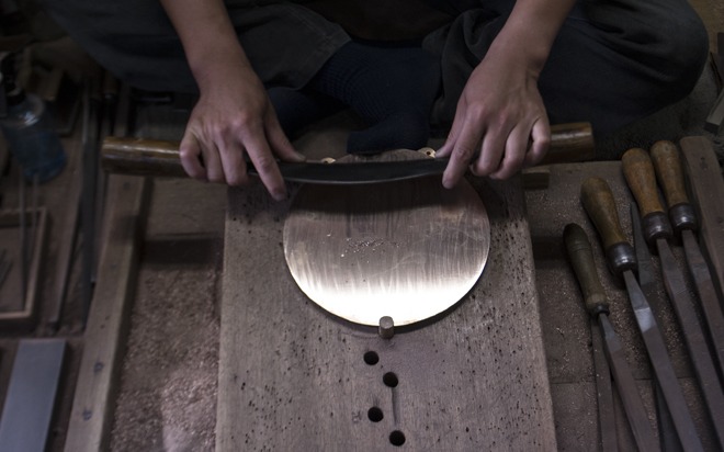 Japan magic mirror maker - polishing