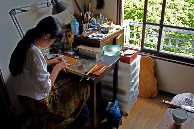 Mio Heki kintsugi repairing ceramics Japan Kyoto at desk