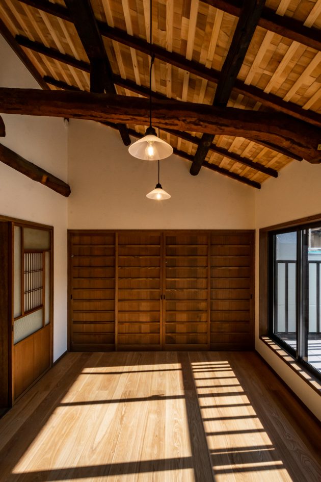 Renovated machiya Otsu Hachise interior wooden beam